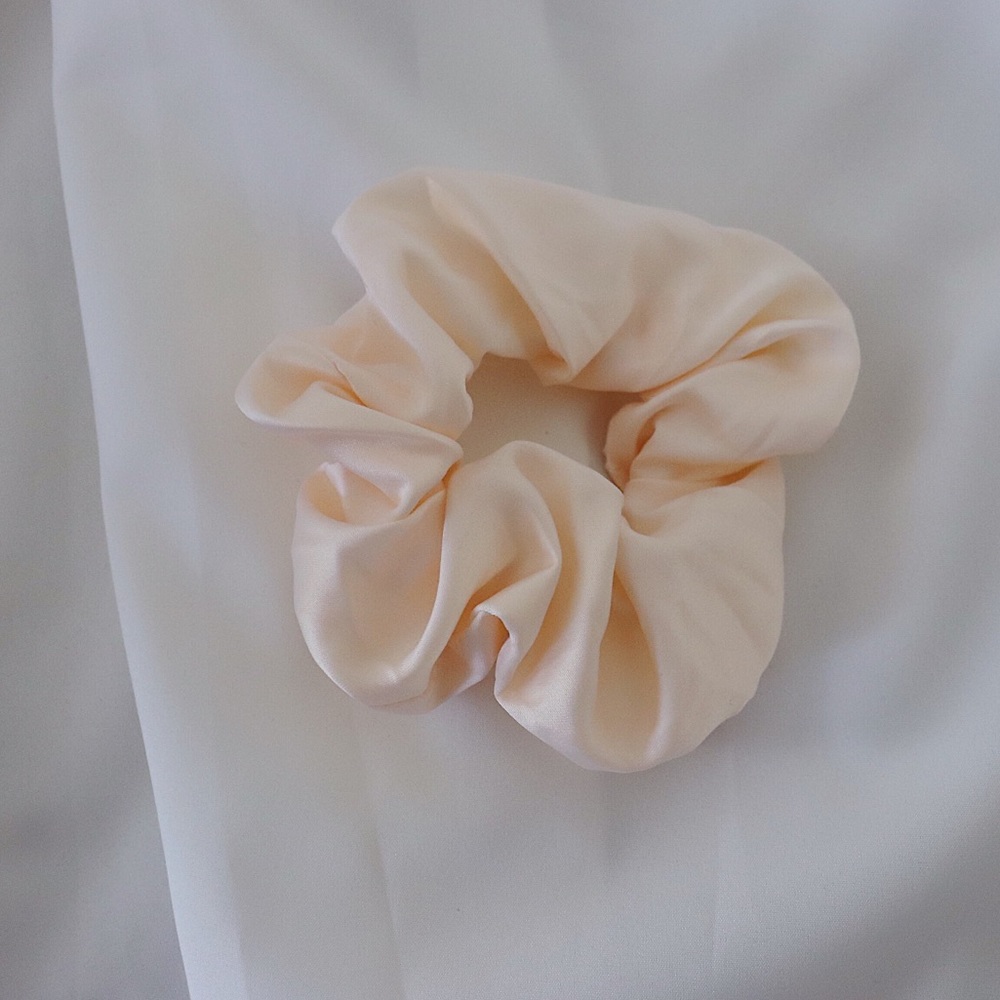 Small Scrunchie in the color light cream